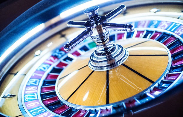 Boom City betting interface and live dealer action on maskertoto
